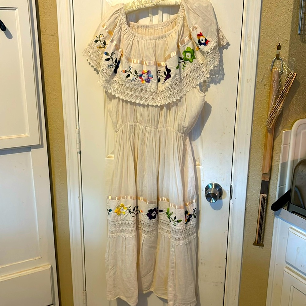 A machine embroidery cotton fabric.